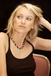 Naomi Watts: Effortless Chic at Le Divorce Presser