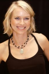 Naomi Watts: Effortless Chic at Le Divorce Presser