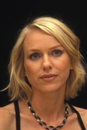 Naomi Watts: Effortless Chic at Le Divorce Presser