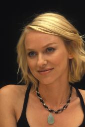 Naomi Watts: Effortless Chic at Le Divorce Presser