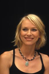 Naomi Watts: Effortless Chic at Le Divorce Presser
