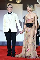 Naomi Watts unveils a gilded glamour at the "Jay Kelly" premiere