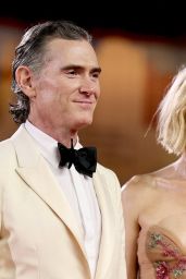 Naomi Watts unveils a gilded glamour at the "Jay Kelly" premiere