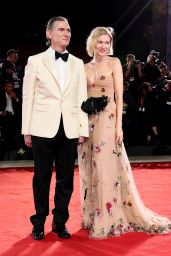 Naomi Watts unveils a gilded glamour at the "Jay Kelly" premiere
