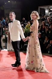 Naomi Watts unveils a gilded glamour at the "Jay Kelly" premiere