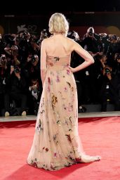 Naomi Watts unveils a gilded glamour at the "Jay Kelly" premiere