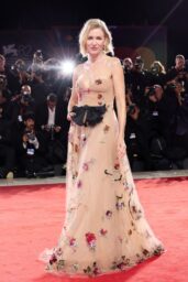 Naomi Watts unveils a gilded glamour at the "Jay Kelly" premiere