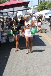 Nicole Murphy Unveils Pastel Ease at Studio City Farmers Market