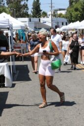 Nicole Murphy Unveils Pastel Ease at Studio City Farmers Market