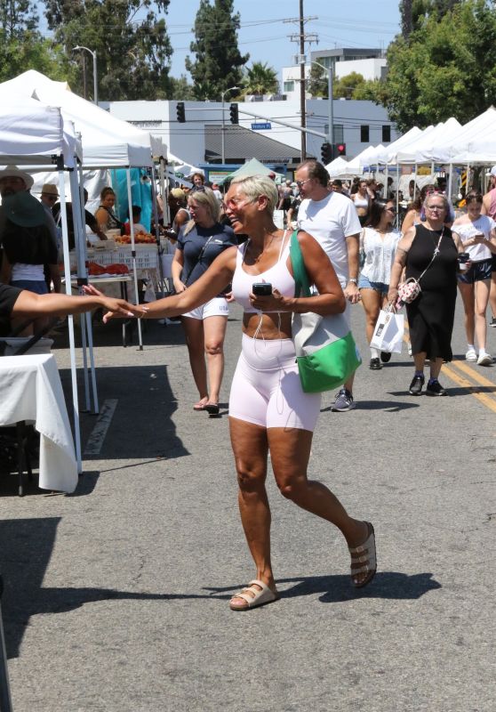 Nicole Murphy Unveils Pastel Ease at Studio City Farmers Market