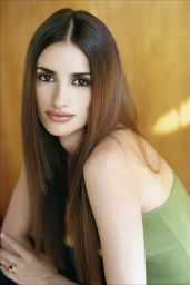 Penelope Cruz: Y2K Glamour, Tolot