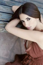 Penelope Cruz: Y2K Glamour, Tolot