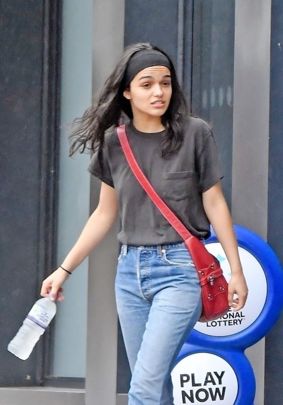 Rachel Zegler’s London Street Style: A Quietly Perfect Fashion Moment