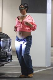 Rihanna’s Maternity Style: The Casual Revolution