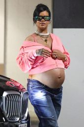 Rihanna’s Maternity Style: The Casual Revolution