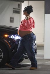 Rihanna’s Maternity Style: The Casual Revolution