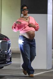 Rihanna’s Maternity Style: The Casual Revolution