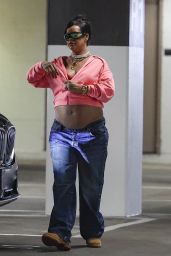 Rihanna’s Maternity Style: The Casual Revolution