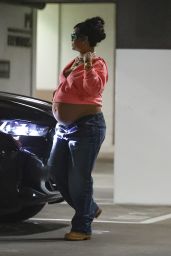 Rihanna’s Maternity Style: The Casual Revolution