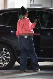 Rihanna’s Maternity Style: The Casual Revolution