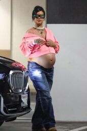 Rihanna’s Maternity Style: The Casual Revolution