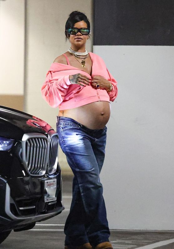 Rihanna’s Maternity Style: The Casual Revolution