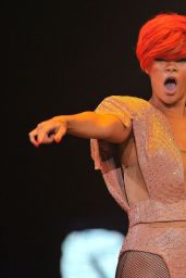 Rihanna’s Whiplash Chic at Staples Center 2010