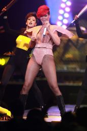 Rihanna’s Whiplash Chic at Staples Center 2010