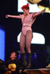 Rihanna’s Whiplash Chic at Staples Center 2010