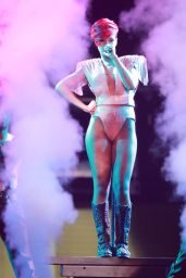 Rihanna’s Whiplash Chic at Staples Center 2010