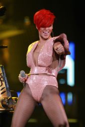 Rihanna’s Whiplash Chic at Staples Center 2010