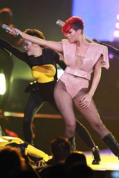 Rihanna’s Whiplash Chic at Staples Center 2010