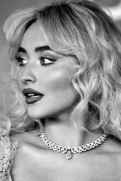 Sabrina Carpenter’s Pop-Goddess Glamour for 2025