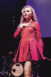 Sabrina Carpenter’s Pop-Goddess Glamour for 2025