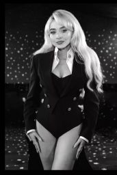 Sabrina Carpenter’s Pop-Goddess Glamour for 2025