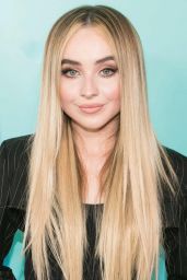 Sabrina Carpenter’s Pop-Goddess Glamour for 2025