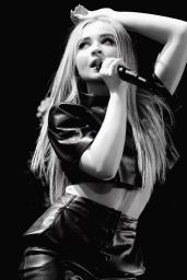 Sabrina Carpenter’s Pop-Goddess Glamour for 2025