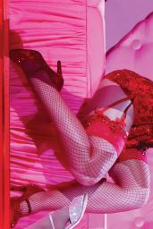 Sabrina Carpenter’s Pop-Goddess Glamour for 2025