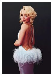 Sabrina Carpenter’s Pop-Goddess Glamour for 2025