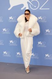 Shailene Woodley Attends Motor City Photocall in Faux Fur Drama