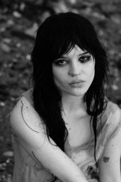 Sophie Thatcher’s Grunge Romance Photoshoot