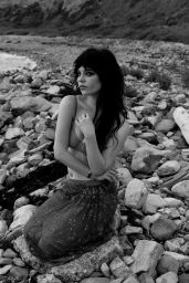 Sophie Thatcher’s Grunge Romance Photoshoot