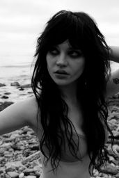Sophie Thatcher’s Grunge Romance Photoshoot