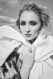 Sophie Turner Unveils a New Urban Edge for Flaunt