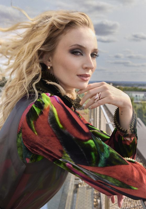 Sophie Turner Unveils a New Urban Edge for Flaunt