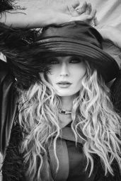 Sophie Turner Unveils a New Urban Edge for Flaunt