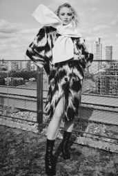 Sophie Turner Unveils a New Urban Edge for Flaunt