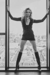 Sophie Turner Unveils a New Urban Edge for Flaunt