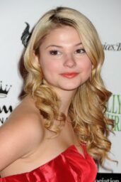 Stefanie Scott Attends Hollywood Christmas Parade in Velvet Punk