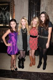 Stefanie Scott Attends STOMP Premiere in Plaid Rebellion